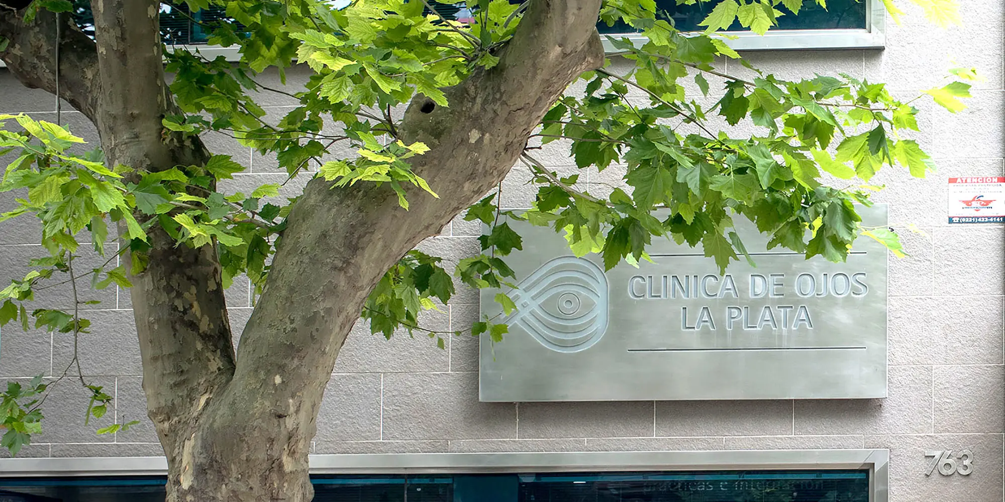 Fachada de Clínica de Ojos La Plata